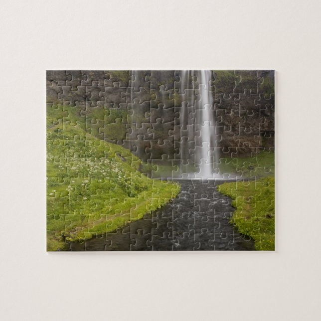 Puzzle Islandia. Gente en camino detrás de Seljalandsfoss (Horizontal)