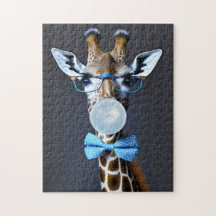 Puzzle Jirafa con gafas, pajarita soplando chicle azul