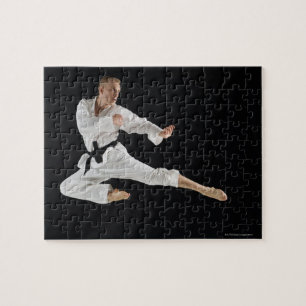 Puzzle Joven cantando una patada de karate en negro