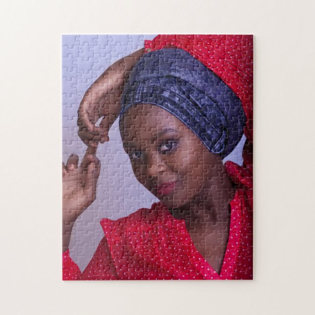 Puzzle Joven dama africana con jeans azules (Vertical)