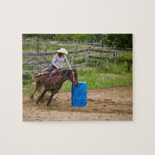 Puzzle Jovencita a caballo practicando carreras de barril