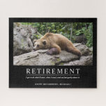 Puzzle Jubilación de Personalizado de oso relajante de Gu<br><div class="desc">Rompecabezas de retiro de personalizados con una foto de un oso relajándose en un tronco junto con una cita acerca de hacer lo que quieras una vez que estés retirado. El diseño puede personalizarse con su propio mensaje utilizando la plantilla. Este rompecabezas es un regalo de retiro genial para los...</div>