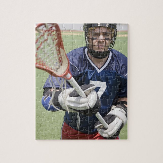 Puzzle Jugador de lacrosse serio sosteniendo cruces (Vertical)