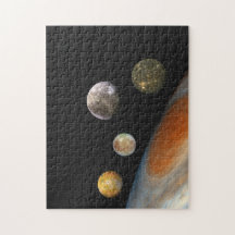 Júpiter y cuatro lunas satélites Galileas