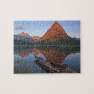 Puzzle Kayak de madera en el lago Swiftcurrent al amanece