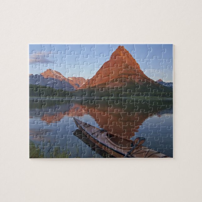 Puzzle Kayak de madera en el lago Swiftcurrent al amanece (Horizontal)