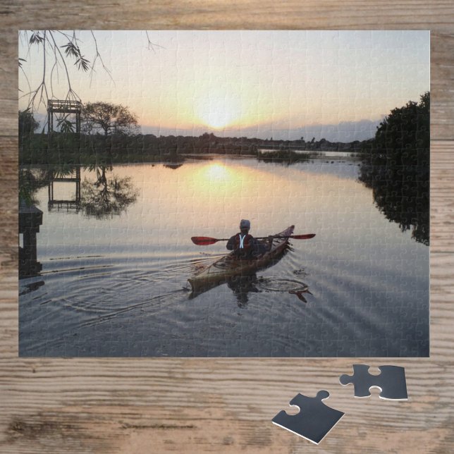 Puzzle Kayaker on Serene Lake Waters Sunrise Landscape (Subido por el creador)