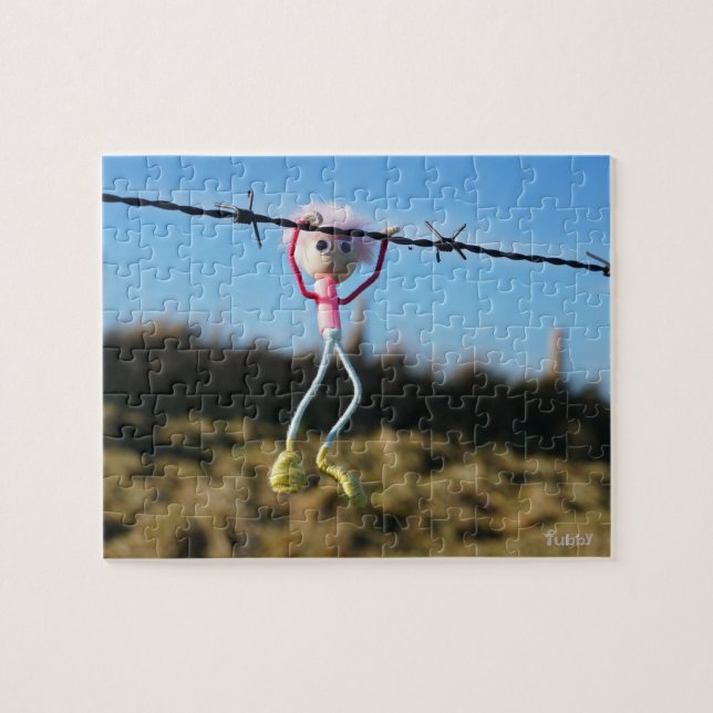 Puzzle Kracht patser Fubby aan Prikkeldraad. (Horizontal)