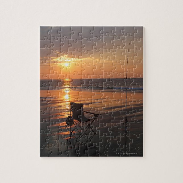 Puzzle La barra y la silla de pesca junto al océano en la (Vertical)