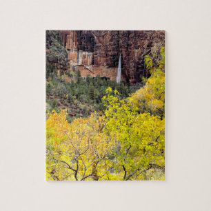 Puzzle La cascada efímera sale de la ranura del acantilad