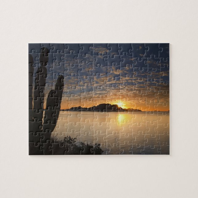Puzzle La salida del sol sobre Isla Danzante en el Golfo  (Horizontal)