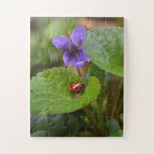 Puzzle Ladybug sobre las dulces flores violetas