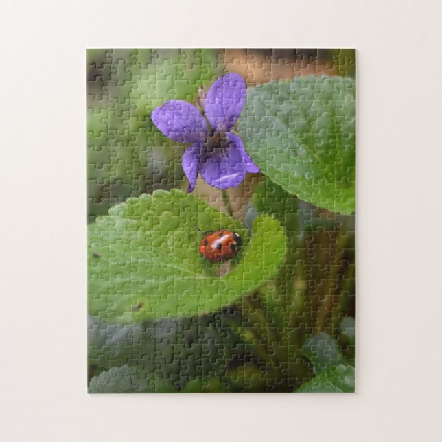 Puzzle Ladybug sobre las dulces flores violetas (Vertical)