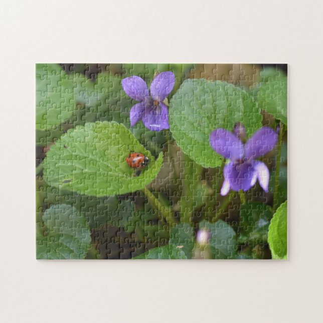 Puzzle Ladybug sobre las dulces flores violetas (Horizontal)