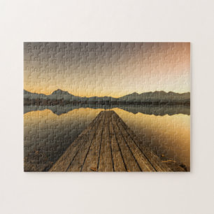 Puzzle Lago Hopfen con un embarcadero y las montañas de