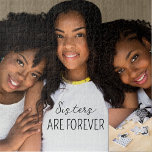 Puzzle Las hermanas son siempre una foto Personalizado<br><div class="desc">Las Hermanas Modernas son para siempre un rompecabezas de rompecabezas que hace grandes regalos. Añade fácilmente tu propia foto de tus hermanas, hermanastros amigos o de cualquier miembro de tu familia. El divertido texto que ves también puede ser personalizado por ti para adaptarlo a tus necesidades. Diversión, amoroso diseño para...</div>