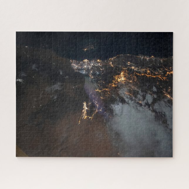 Puzzle Las Luces De La Ciudad De Jazán Y Sus Suburbios (Horizontal)