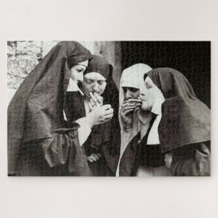 Puzzle Las monjas fumando una foto de época