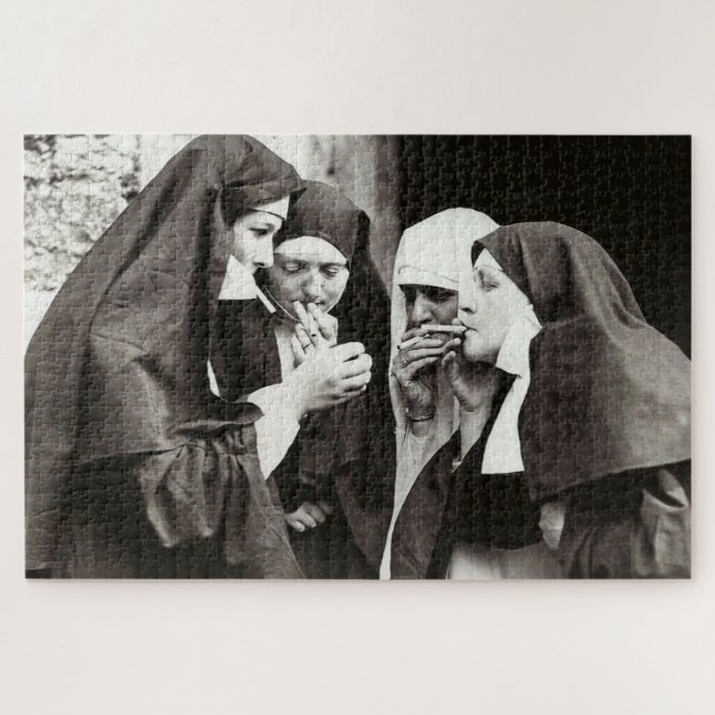Puzzle Las monjas fumando una foto de época (Horizontal)