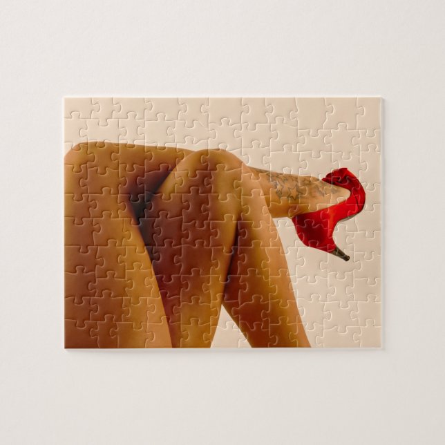 Puzzle Las piernas desnudas cruzadas de la mujer con los (Horizontal)