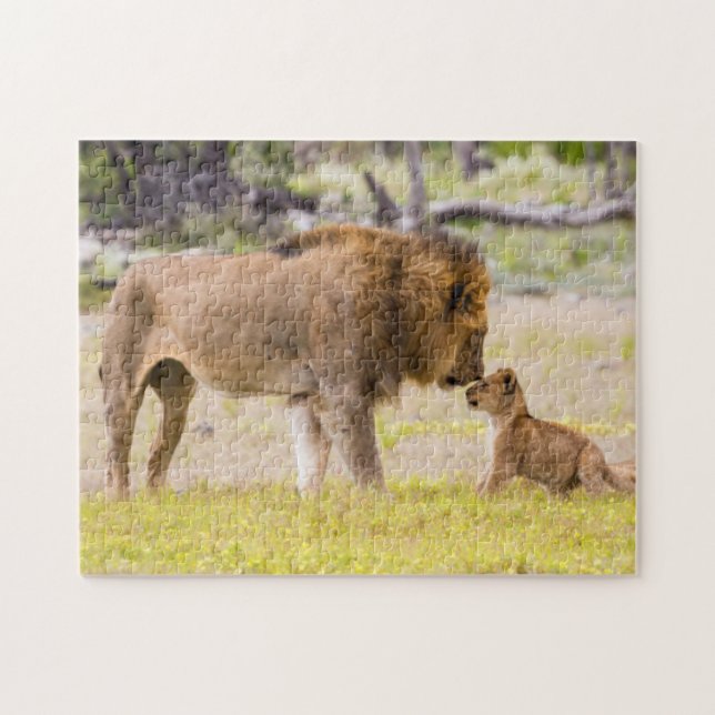 Puzzle León macho alfa inspecciona cachorro (Horizontal)