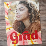 Puzzle Licenciado en fotografía por año de graduación de<br><div class="desc">El rompecabezas de la jig de graduación mostraba tu foto y el texto "grad" y tu año en un fondo de roca y amarilla con estrellas rojas,  retro.</div>