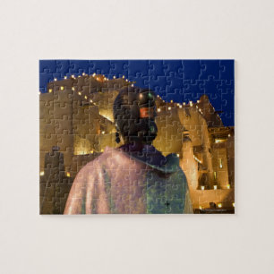 Puzzle Linternas iluminan edificio de adobe, con indio