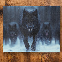Lobo alfa negro corriendo en la nieve