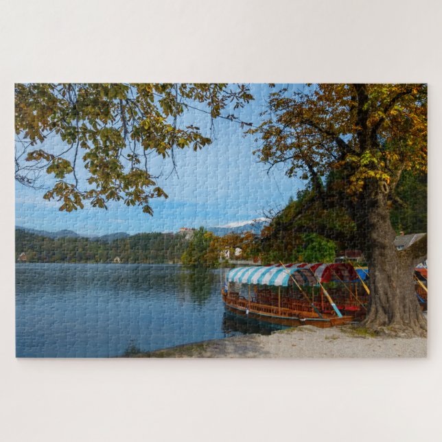 Puzzle Los barcos turísticos coloridos en el lago (Horizontal)