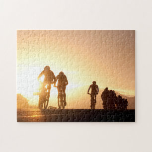 Puzzle Los ciclistas de montaña se abren paso hasta la ci