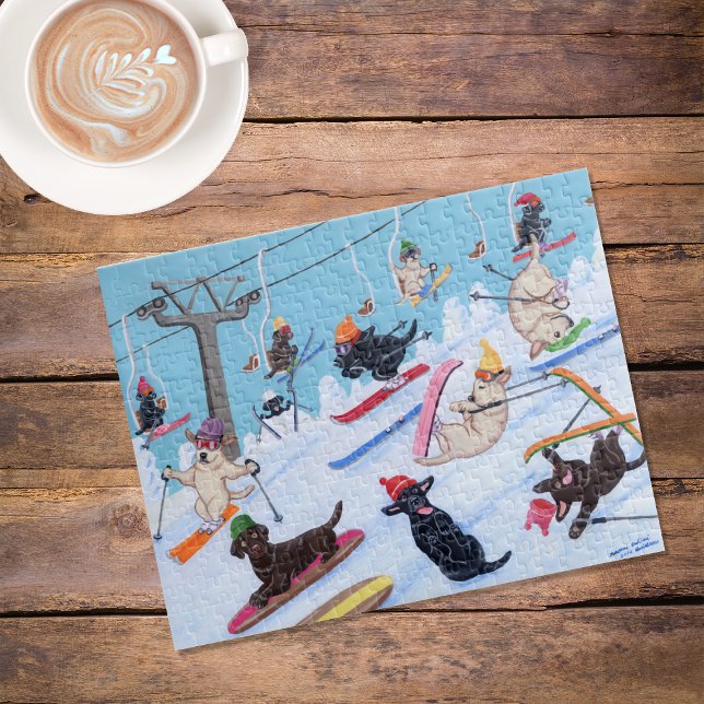 Puzzle Los ladrones del esquiar divertidos del invierno (Winter Fun Skiing Labradors Jigsaw Puzzle featuring Labradors in action at the winter resort.)