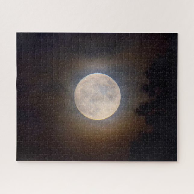 Puzzle Luna completa atravesando las nubes - 16x20 (Horizontal)