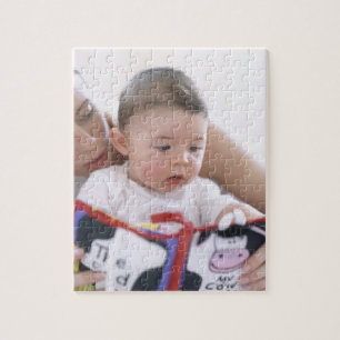 Puzzle Madre leyendo al bebé. Rostros de una madre