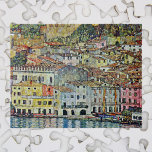 Puzzle Malcesine en el lago Garda por Gustav Klimt<br><div class="desc">Malcesine en el lago de Garda (1913) de Gustav Klimt es una pintura de estilo Art Nouveau de la época victoriana. Bonitas vistas de la ciudad italiana de Malcesine, con edificios y casas a orillas del puerto. Las casas y botes arrojan una reflexión en el agua tranquila. Se pueden ver...</div>