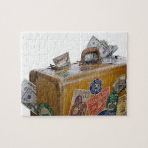 Puzzle Maleta antigua con dinero sobresaliente