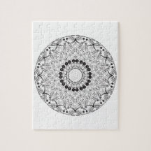 Mandala. Patrón oriental redondeado en blanco y ne