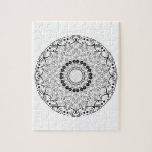 Puzzle Mandala. Patrón oriental redondeado en blanco y ne