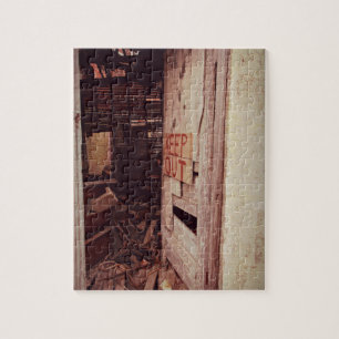Puzzle Mantener fuera, Puerta De Edificio Abandonada