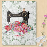 Puzzle Máquina De Cosecha De Vintage De Flora Rosa Person<br><div class="desc">Pasa un momento agradable con este rompecabezas con temática de coser de bonito impreso con una máquina de coser de estilo vintage negro sobre un damasco descolorido y fondo punteado. Se acentúa con el monograma y el nombre elegidos y un espléndido ramo de flores rosadas de ranunculus. Simplemente edite el...</div>