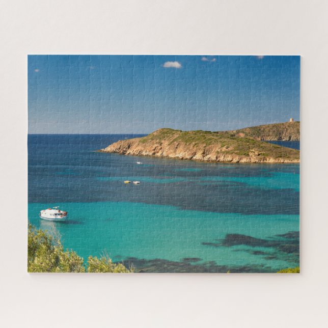 Puzzle Mar azul y cielo sardo con barcos y acantilados (Horizontal)