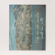 Mar tranquilo y hermosas montañas