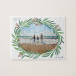 Puzzle Marco fotográfico de hoja blanca ilustrada<br><div class="desc">Una corona ilustrada de exuberantes hojas verdes azules, ramos de pino blando y ramas con pequeñas bayas rojas enmarcan tu foto panorámica horizontal favorita haciendo de este rompecabezas un regalo divertido para padres y abuelos o cualquier amante del rompecabezas de los Navidades.</div>