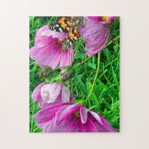 Puzzle Mariposa Pintada sobre Flores de Cosmos Rosas