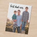 Puzzle Mejor foto de papá Personalizado guión negro<br><div class="desc">Crea un toque divertido para tu papá agregando tu propia foto vertical a un rompecabezas personalizado con "mejor papá jamás" escrito en la parte superior izquierda con un moderno tipo de letra manuscrita negra. Un regalo perfecto para el Día del Padre. Si tiene problemas con la ubicación o el tamaño...</div>