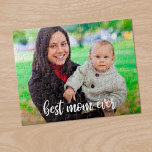 Puzzle Mejor Mamá Personalizado Foto Guión Blanco Moderno<br><div class="desc">Crea un toque divertido para tu madre agregando tu propia foto a un rompecabezas personalizado con "la mejor mamá de todos los tiempos" escrito en la parte inferior en una moderna letra manuscrita blanca. Un regalo perfecto para el Día de la Madre. Si tiene problemas con la ubicación o el...</div>