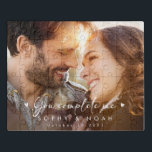 Puzzle Memoria fotográfica elegante de pareja | Romántico<br><div class="desc">Celebra el amor y la alegría con nuestra hermosa foto del rompecabezas, un regalo perfecto para una pareja amorosa en cualquier ocasión. Este rompecabezas personalizado captura momentos preciados, ya sea para un compromiso, una fiesta nupcial, un boda o un aniversario. Añada una foto fantástica, los nombres de la pareja, y...</div>