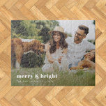 Puzzle Merry y Bright | Elegante Navidad de fotos moderna<br><div class="desc">Un elegante y moderno rompecabezas de fotos de jigsaw con una audaz tipografía retro que cita "alegre y brillante" en blanco. El saludo, el nombre y el mensaje se pueden personalizar fácilmente para un toque personal. Un diseño moderno, minimalista y contemporáneo que destaca en estas vacaciones. La imagen que se...</div>