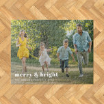 Puzzle Merry y Bright | Elegantes Navidades de fotografía<br><div class="desc">Un elegante y moderno rompecabezas de fotos de jigsaw con una audaz tipografía retro que cita "alegre y brillante" en blanco. El saludo, el nombre y el mensaje se pueden personalizar fácilmente para un toque personal. Un diseño moderno, minimalista y contemporáneo que destaca en estas vacaciones. La imagen que se...</div>