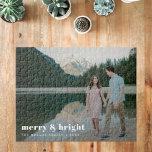 Puzzle Merry y Bright | Foto de pareja de Navidades moder<br><div class="desc">Un elegante y moderno rompecabezas fotográfico de vacaciones con una audaz tipografía retro que cita "alegre y brillante" en blanco. El saludo, el nombre y el mensaje se pueden personalizar fácilmente para un toque personal. Un diseño moderno, minimalista y contemporáneo que destaca en estas vacaciones. La imagen que se muestra...</div>