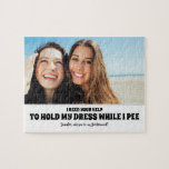 Puzzle Mientras Pee - Divertida Foto De Propuesta De La M<br><div class="desc">Dos amigas foto graciosa dama de honor o dama de honor proposición rompecabezas "Necesito tu ayuda para mantener mi vestido mientras meo. ¿Serás mi dama de honor?"</div>
